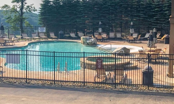 Champion House | SKI in/out on the SOUTHWIND TRAIL, HOT TUB.- best location in Seven Springs