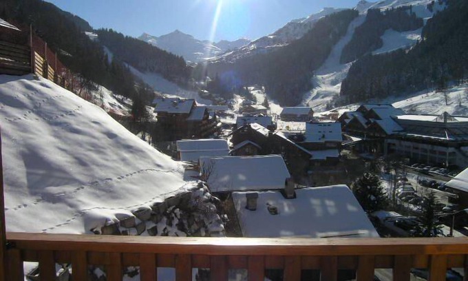 Meribel Centre Apartment | Ski-in/ski-out & foot of the slopes, 4th floor, balcony, ski locker, 27m², Méribel
