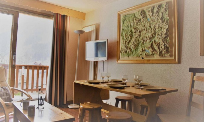 Meribel Centre Apartment | Ski-in/ski-out & foot of the slopes, 1st floor, view mountain, balcony, ski locker, 36m², Méribel