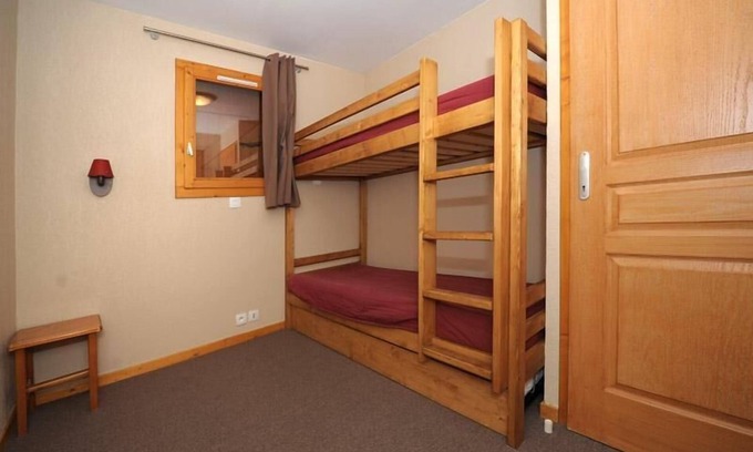 Les Bruyeres Apartment | Ski-in/ski-out & foot of the slopes, 11st floor, balcony, tv, ski locker, 30m², Les Menuires