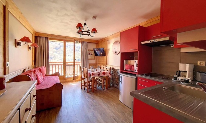 Les Bruyeres Apartment | Ski-in/ski-out & foot of the slopes, 12nd floor, balcony, tv, ski locker, 30m², Les Menuires