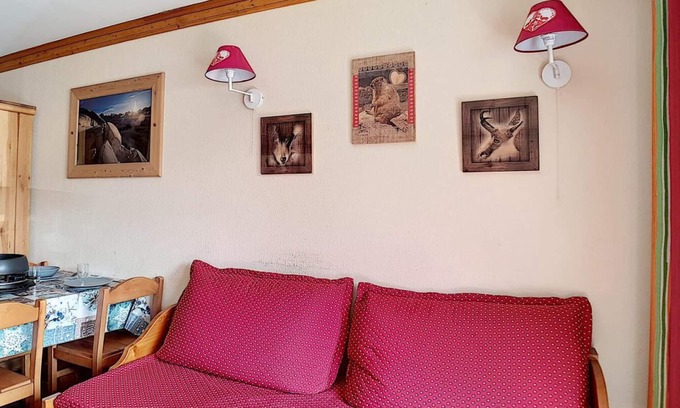 Les Bruyeres Apartment | Ski-in/ski-out & foot of the slopes, 3rd floor, balcony, tv, ski locker, 25m², Les Menuires