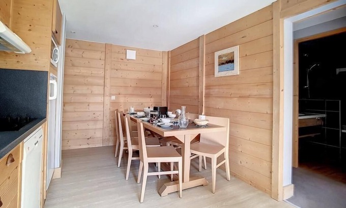 Les Bruyeres Apartment | Ski-in/ski-out & foot of the slopes, 1st floor, parking, tv, ski locker, 62m², Les Menuires
