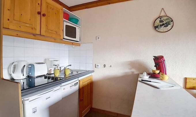 Les Bruyeres Apartment | Ski-in/ski-out & foot of the slopes, 7th floor, balcony, tv, ski locker, 30m², Les Menuires