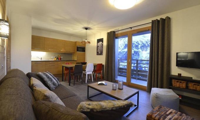 Les Menuires Apartment | Ski-in/ski-out & foot of the slopes, fitness, swimming pool, terrace, balcony, tv, ski locker