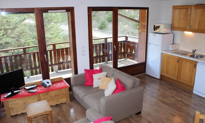 Le Devoluy Apartment | Ski-in/ski-out & foot of the slopes, 3rd floor, view mountain, tv, 50m², La Joue du Loup