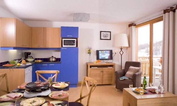 Les Orres Apartment | Ski-in/ski-out & foot of the slopes, swimming pool, balcony, 60-70m², Les Orres