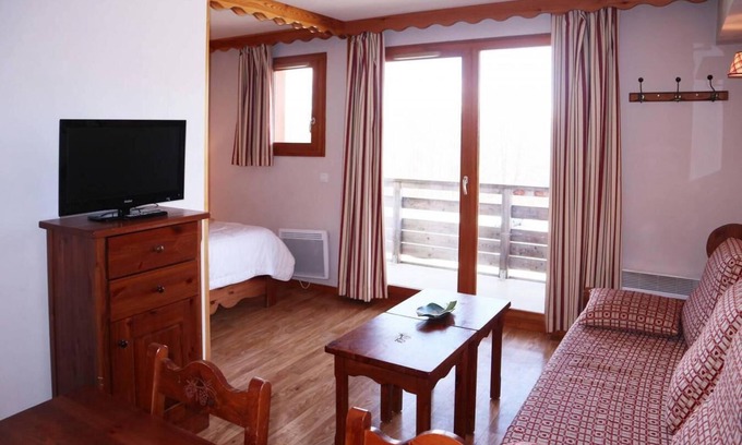 Les Orres Apartment | Ski-in/ski-out & foot of the slopes, 1st floor, fitness, swimming pool, sauna, balcony, tv