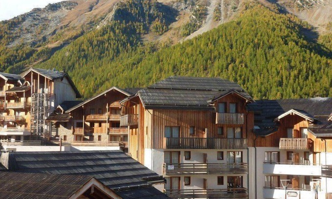 Les Orres Apartment | Ski-in/ski-out & foot of the slopes, 3rd floor, fitness, swimming pool, sauna, balcony, tv