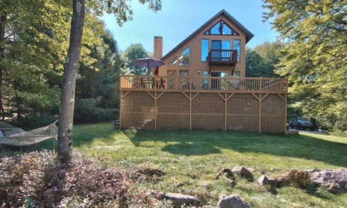 Briar Crest Woods Ski Chalet | Ski Season! Pocono Cozy Lakefront Chalet close to JFBB and Camelback.