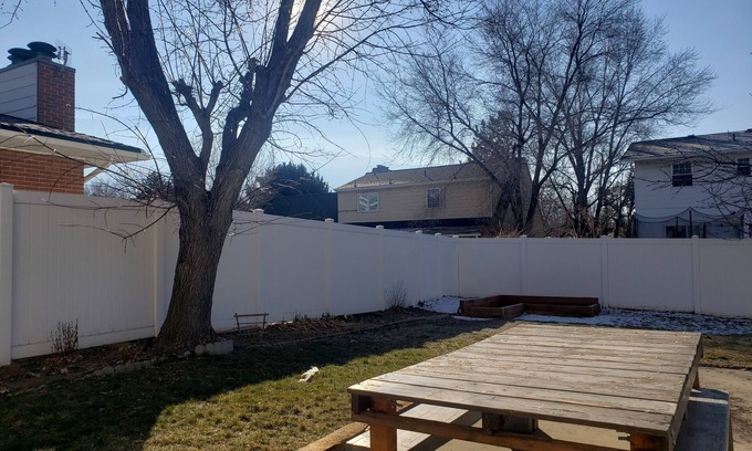 Sandy House | SkiBum Paradise w/fireplace & large fenced yard (pet friendly!)