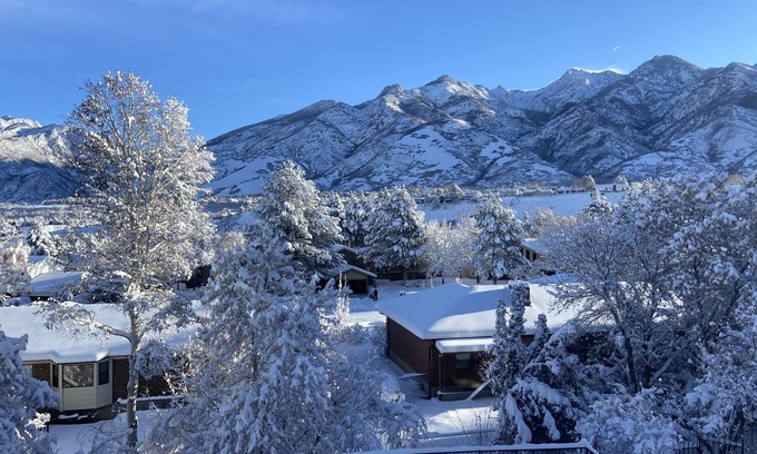 Sandy House | Skier’s dream! Gorgeous mountain views!