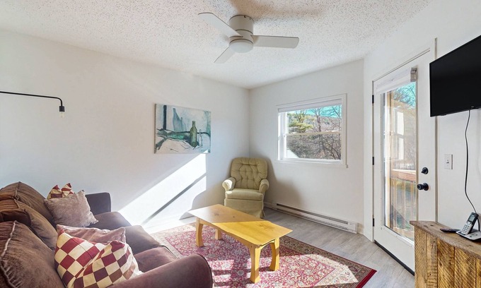Warren Condo | Skiers condo delight w/outdoor pool, playground, Mad Bus route, deck, wifi