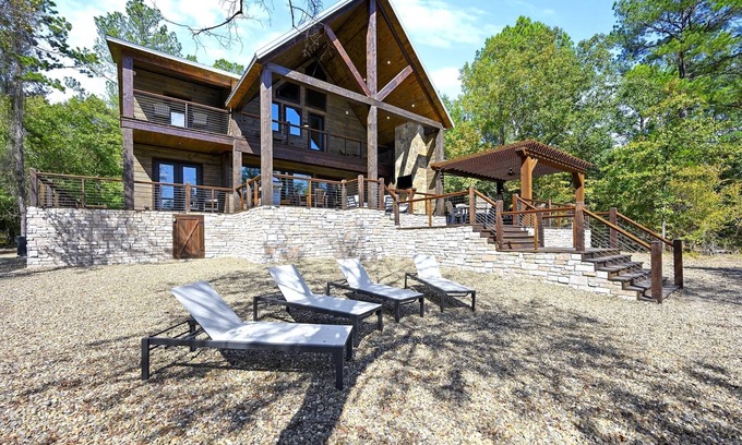 Hochatown Cabin | Skippin`Rocks|Pond view|Sleeps 18|Multiple Decks