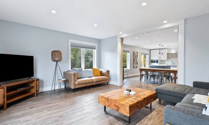 Meaford Cottage | Skipping Rock Loft: Play, Relax & Recharge