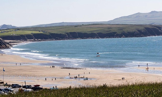 Haverfordwest House | Skomer View, Holiday Home Roch, Nr Newgale, Sleeps 10, 4 bedrooms, bathrooms