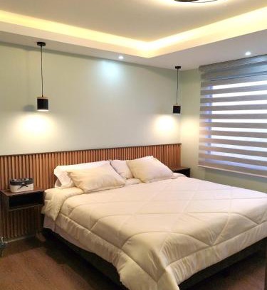 Quito Apartment | Sky Amplia suite con Jacuzzi privado y cine en casa a 3 min de la Embajada