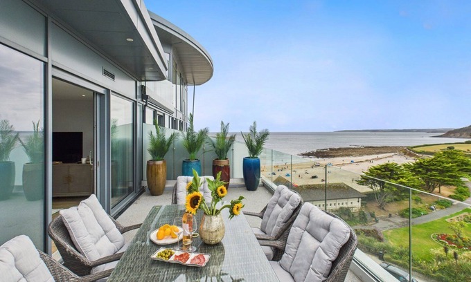 Maenporth Apartment | Sky Deck at The Liner | 2-Bed | Parking | Seaviews