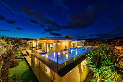 Mejasi Apartment | Sky Pool Penthouse with a huge heated private pool