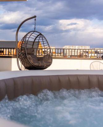 Tractorul Apartment | Skylark - Cairo Penthouse cu Jacuzzi si Vedere la Munte