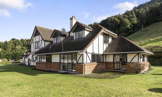 Rotorua House | Skyline Mountain View Lodge up to 16 people