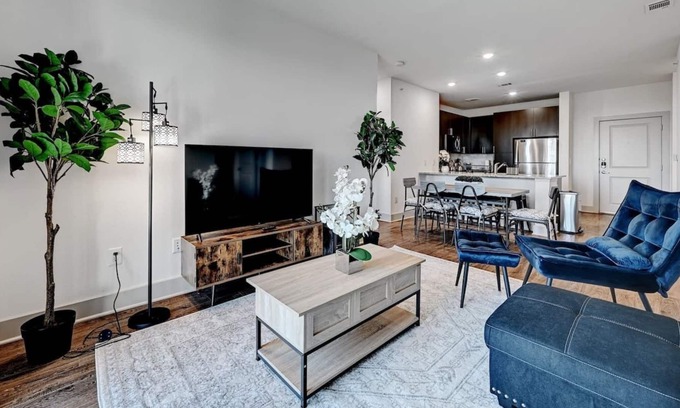 East Oak Hill Apartment | Skyline Views 2Bed/2Bath Apt w/ Parking, 1G Wifi, EV Charging