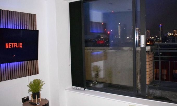 Bordesley Apartment | Skyline Views - Penthouse - Super Kingsize Bed