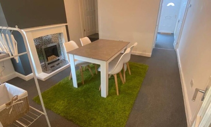 Stoke-on-Trent House | SkylinesAirbnb