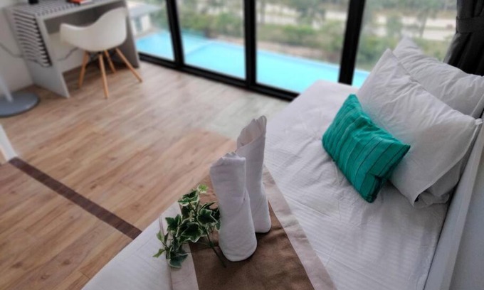 Cyberjaya Apartment | Skypark Residence Cyberjaya I Pool View with Balcony
