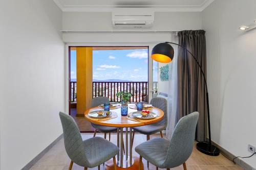 Praia da Rocha Apartment | SkyZen - Beach Walking, Mountain & River View