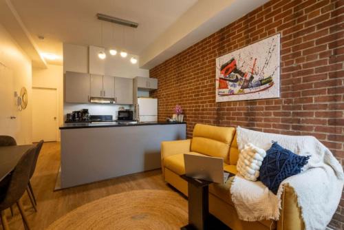 Downtown Montreal Apartment | Sleek 2BR in Heart of Downtown Montreal