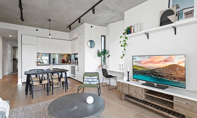 Cremorne Apartment | Sleek and Convenient - Close to MCG & Swan St