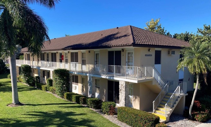 Marco Island Condo | SLEEK AND TRENDY - Efficiency Condo in Popular Marco Island Complex