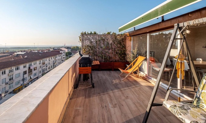 Maltepe Apartment | Sleek Flat near Public Transportation in Maltepe