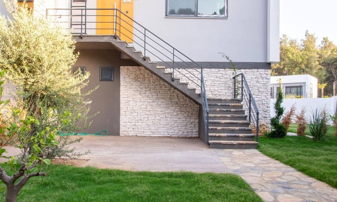 Milas House | Sleek Flat w Garden 5 min to Beach in Milas