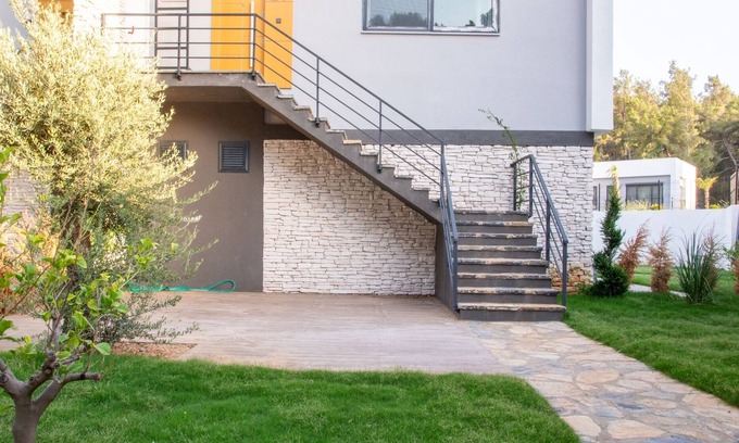 Milas House | Sleek Flat w Garden 5 min to Beach in Milas