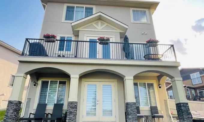Sage Hill House | Sleek Guest House nRomantic Two bedrooms spacious Basement suite