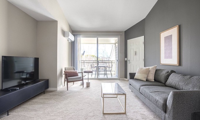 Santa Clara Apartment | Sleek Santa Clara 1BR w/Pool, Gym, nr. Caltrain & Mall by Blueground