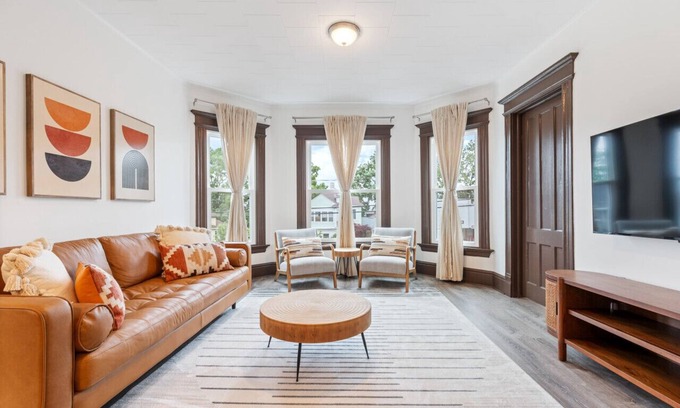 Westside Apartment | Sleek Space: Open & Airy, Close to Key Spots