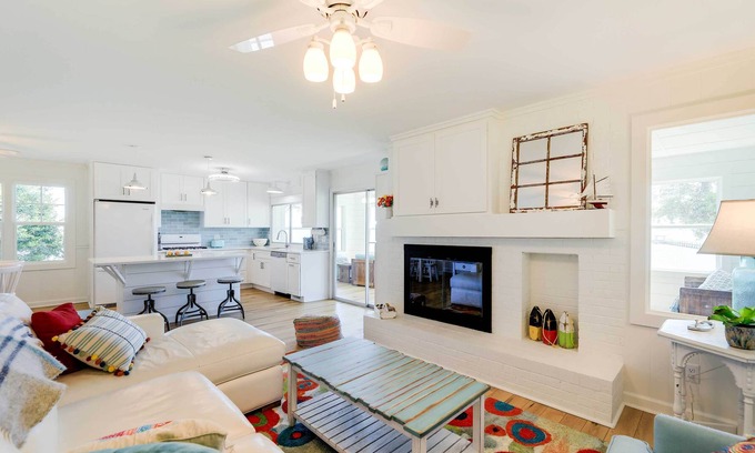 Newport Cottage | Sleek Waterfront Cottage in Newport w/ Kayaks!