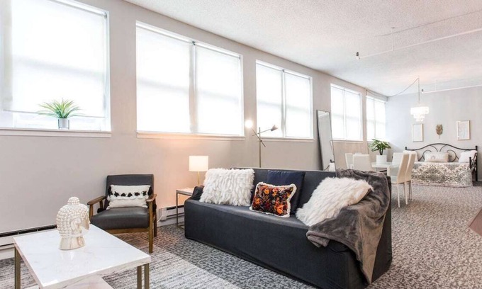 Printers Row Apartment | Sleep14 | 2 Downtown Penthouses | Vintage 5bd (+gym)