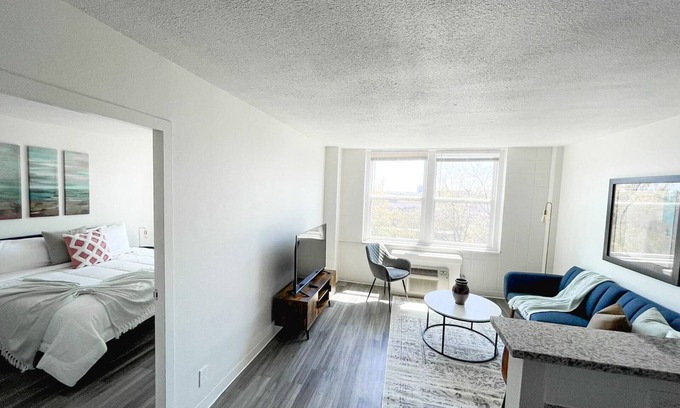 Walnut Hills Apartment | Sleepover: Cityscape 1BD/1BA + Gym - Downtown Cincinnati