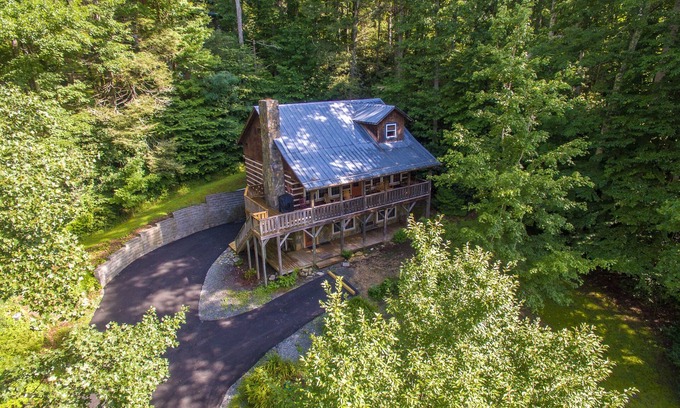 Banner Elk Cabin | Sleeps 10~Boone area getaway! Waterfalls,trails, Grandfather Mtn & wineries.