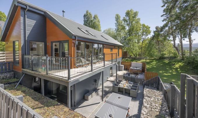 Kincraig Apartment | Sleeps 10 in 1 superking, 1 king and 3 full size bunk beds (6 single beds)