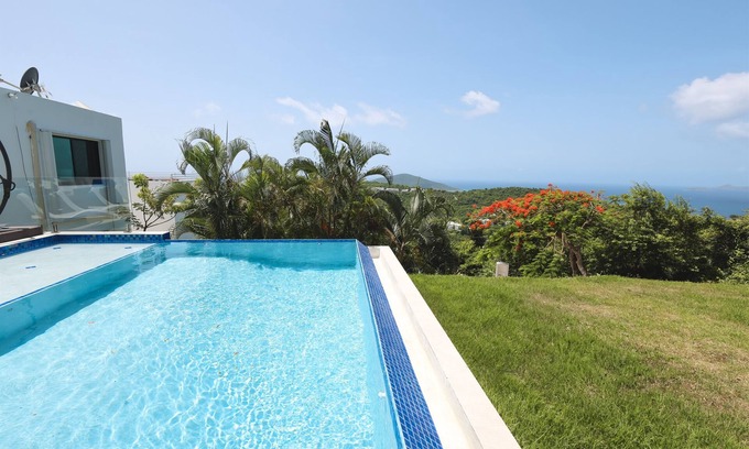 Rosendal House | Sleeps 10 w/POOL! 5 mins to Magen's Bay & Dining