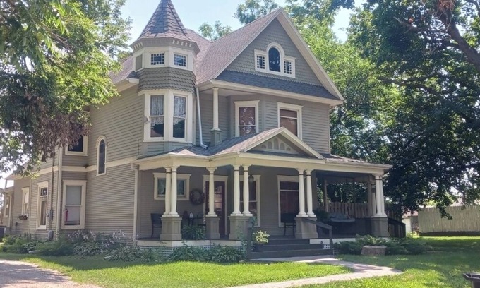 Dexter House | Sleeps 12…. 5 beds and a sofa sleeper. 20 min from West Des Moines.