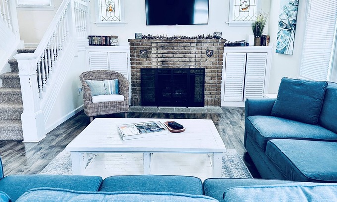 Ventnor City House | Sleeps 12 | Lively Street near Beach, Dining & Wawa | Quick Uber to Casinos