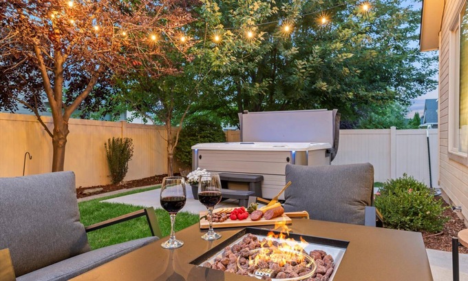 Meridian House | Sleeps 14 comfortably! 7-seat mineral hot tub, firepit, private yard. Game garage w/Pac-Man, foosball & 65” TV. High-end home with luxe mattresses and linens. 4 Smart TVs, fully stocked kitchen. Near Roaring Springs, Wahooz, shopping and I-84