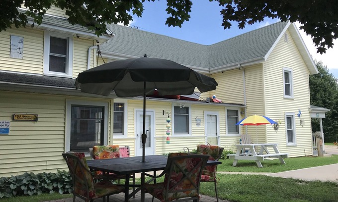 Lake Geneva House | Sleeps 15! DOWNTOWN LAKE GENEVA Fully Licensed for Weekend Rentals!
