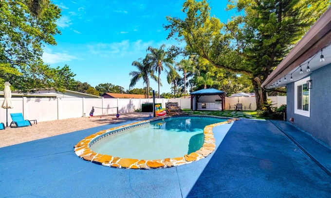 Lake Magdalene House | Sleeps 15/Private Beach & Heated pool/mins to Tampa/Bush Gardens/Buccs/Zoo